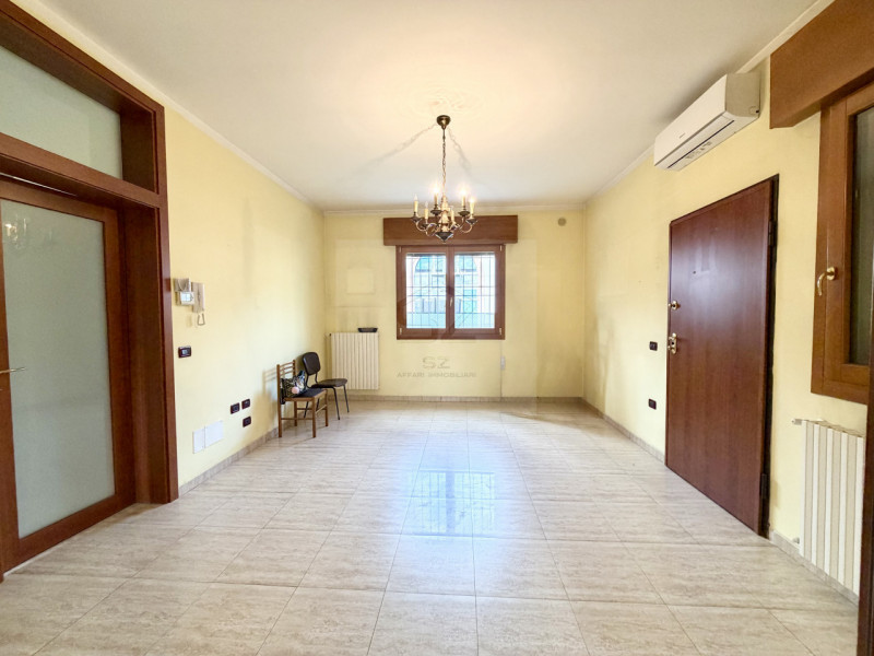 PADOVA - PONTE 4 MARTIRI

PORZIONE DI TRIFAMILIARE DI TESTA COMPLETAMENTE RISTRUTTURATA NEL 2008 ...