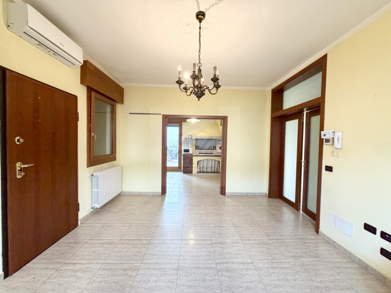 PADOVA - PONTE 4 MARTIRI

PORZIONE DI TRIFAMILIARE DI TESTA COMPLETAMENTE RISTRUTTURATA NEL 2008 ...