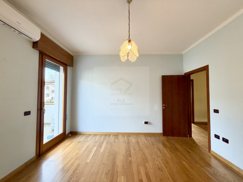 PADOVA - PONTE 4 MARTIRI

PORZIONE DI TRIFAMILIARE DI TESTA COMPLETAMENTE RISTRUTTURATA NEL 2008 ...