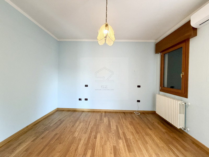 PADOVA - PONTE 4 MARTIRI

PORZIONE DI TRIFAMILIARE DI TESTA COMPLETAMENTE RISTRUTTURATA NEL 2008 ...