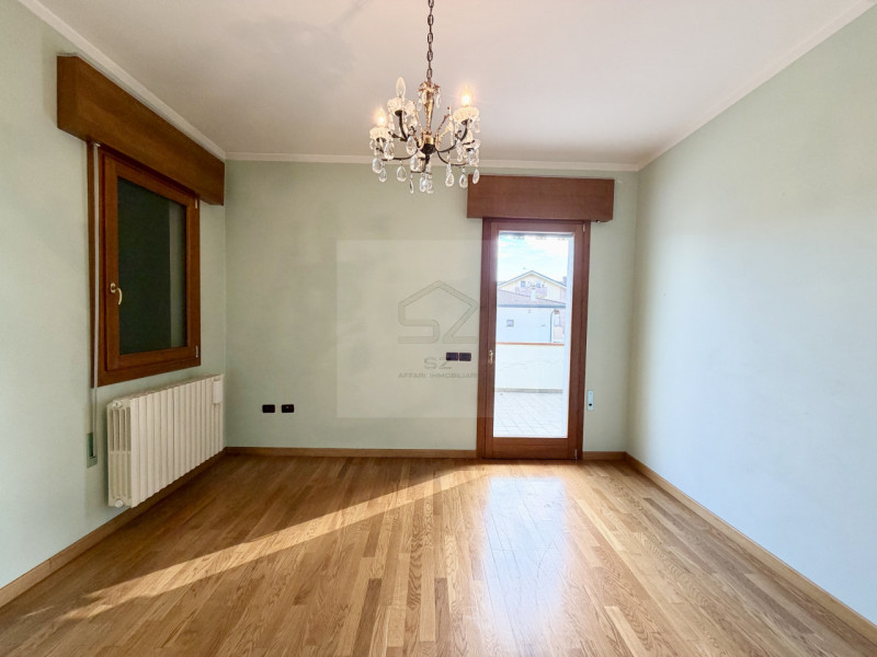 PADOVA - PONTE 4 MARTIRI

PORZIONE DI TRIFAMILIARE DI TESTA COMPLETAMENTE RISTRUTTURATA NEL 2008 ...