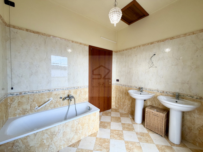 PADOVA - PONTE 4 MARTIRI

PORZIONE DI TRIFAMILIARE DI TESTA COMPLETAMENTE RISTRUTTURATA NEL 2008 ...