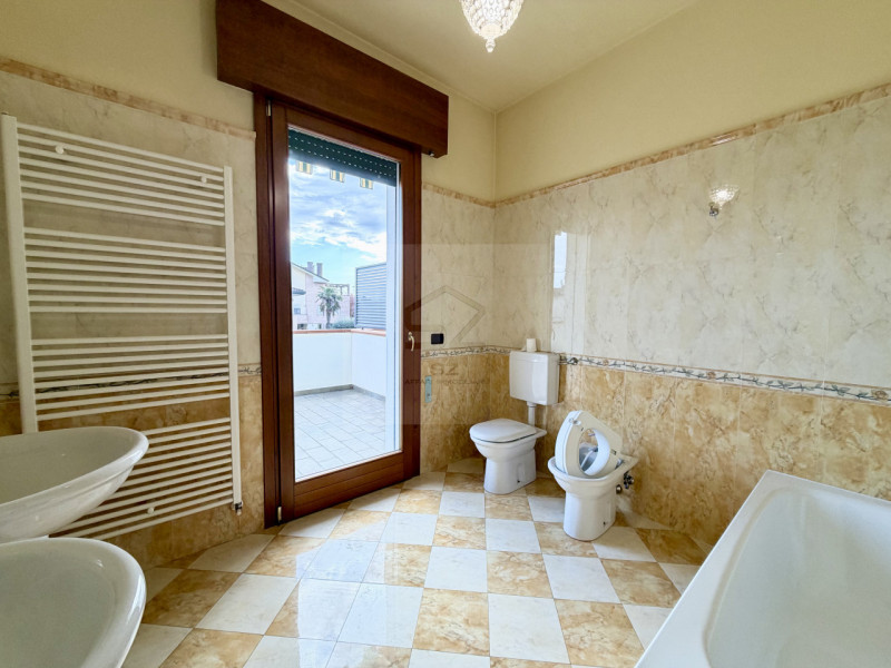 PADOVA - PONTE 4 MARTIRI

PORZIONE DI TRIFAMILIARE DI TESTA COMPLETAMENTE RISTRUTTURATA NEL 2008 ...