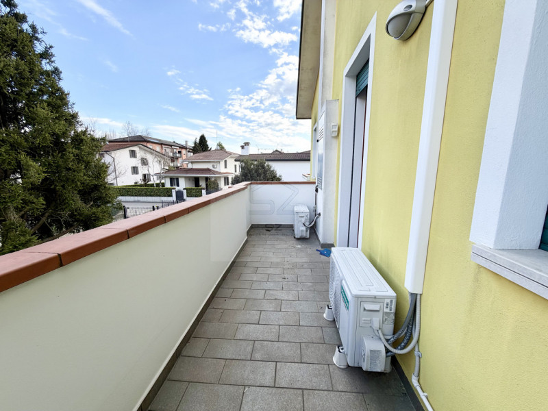 PADOVA - PONTE 4 MARTIRI

PORZIONE DI TRIFAMILIARE DI TESTA COMPLETAMENTE RISTRUTTURATA NEL 2008 ...