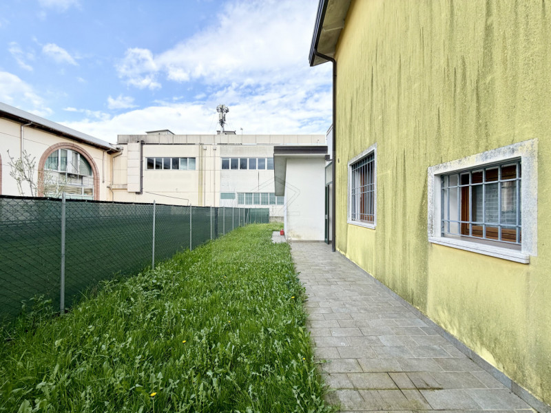 PADOVA - PONTE 4 MARTIRI

PORZIONE DI TRIFAMILIARE DI TESTA COMPLETAMENTE RISTRUTTURATA NEL 2008 ...