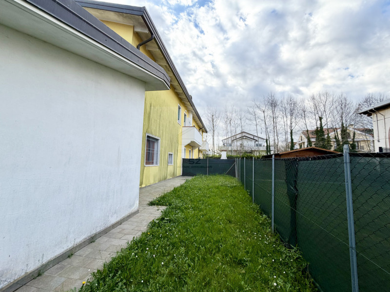 PADOVA - PONTE 4 MARTIRI

PORZIONE DI TRIFAMILIARE DI TESTA COMPLETAMENTE RISTRUTTURATA NEL 2008 ...