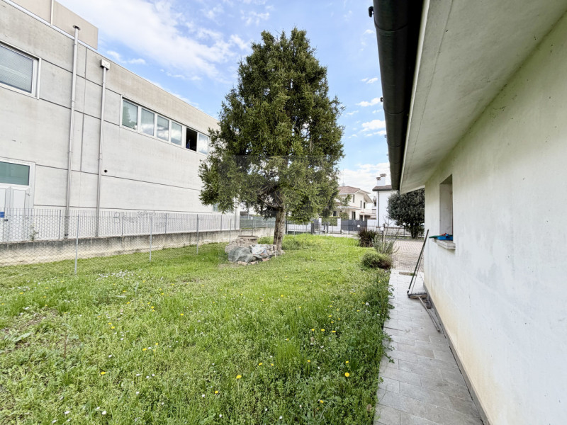 PADOVA - PONTE 4 MARTIRI

PORZIONE DI TRIFAMILIARE DI TESTA COMPLETAMENTE RISTRUTTURATA NEL 2008 ...