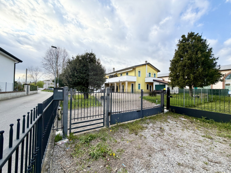 PADOVA - PONTE 4 MARTIRI

PORZIONE DI TRIFAMILIARE DI TESTA COMPLETAMENTE RISTRUTTURATA NEL 2008 ...