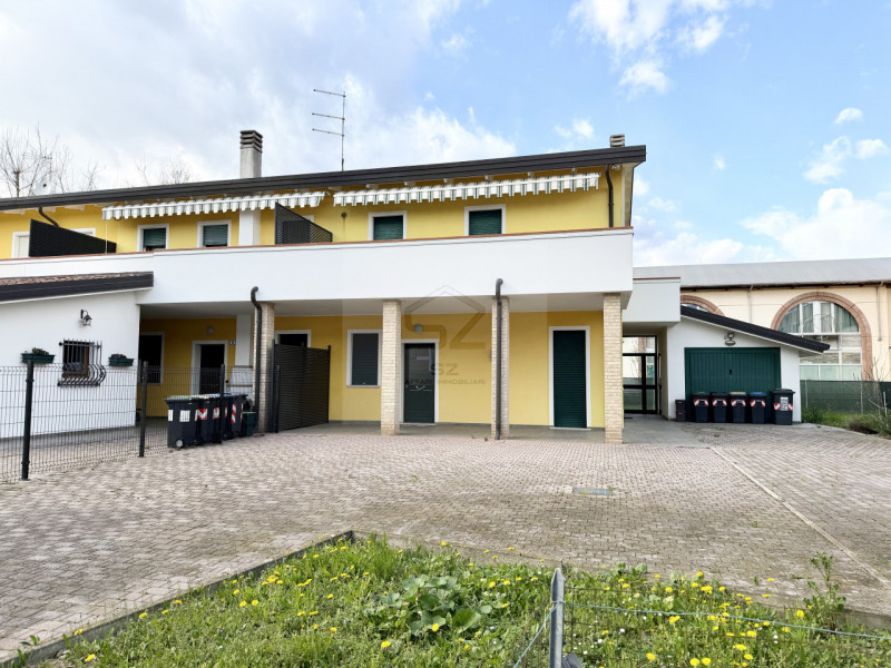 PADOVA - PONTE 4 MARTIRI

PORZIONE DI TRIFAMILIARE DI TESTA COMPLETAMENTE RISTRUTTURATA NEL 2008 ...