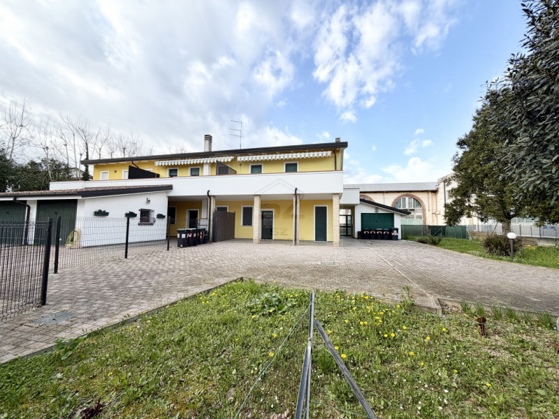 PADOVA - PONTE 4 MARTIRI

PORZIONE DI TRIFAMILIARE DI TESTA COMPLETAMENTE RISTRUTTURATA NEL 2008 ...