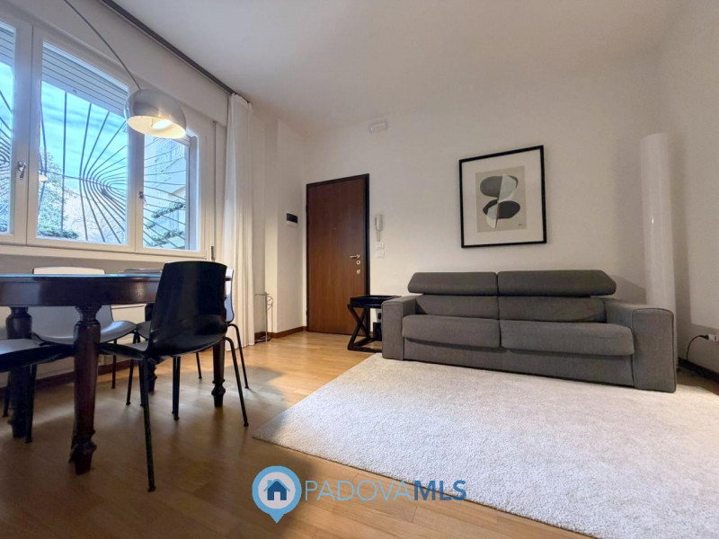 A pochi passi dal Duomo di Padova, in una delle vie più riservate e ricercate del centro storico,...