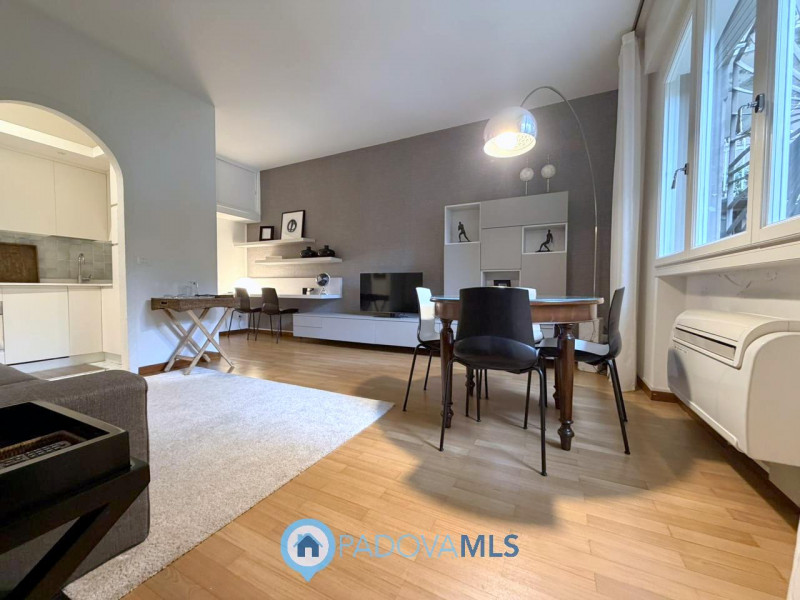 A pochi passi dal Duomo di Padova, in una delle vie più riservate e ricercate del centro storico,...