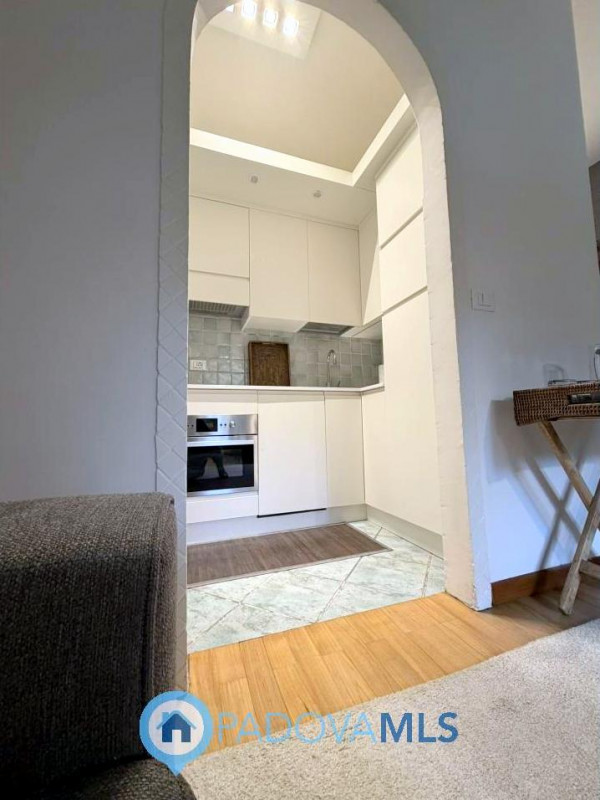 A pochi passi dal Duomo di Padova, in una delle vie più riservate e ricercate del centro storico,...