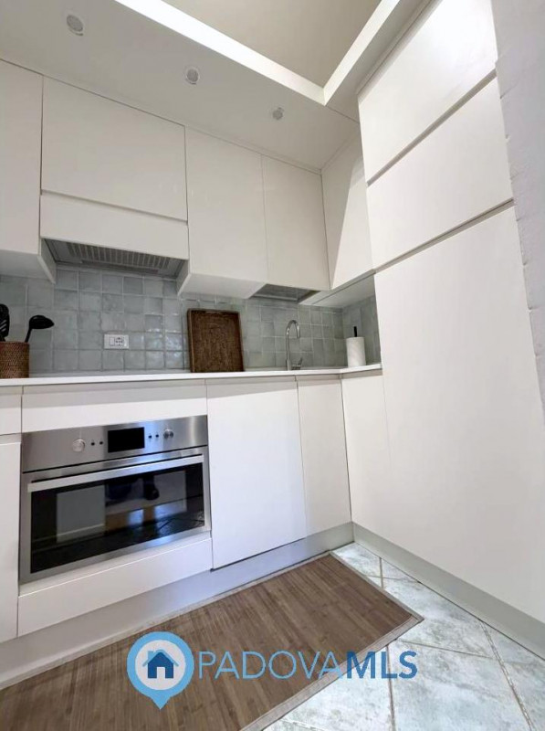 A pochi passi dal Duomo di Padova, in una delle vie più riservate e ricercate del centro storico,...