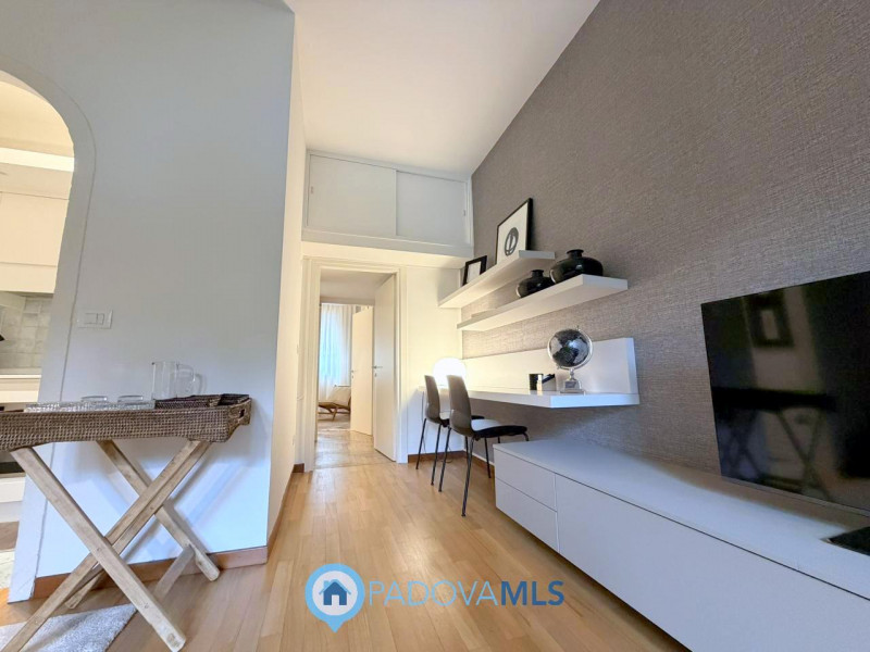 A pochi passi dal Duomo di Padova, in una delle vie più riservate e ricercate del centro storico,...