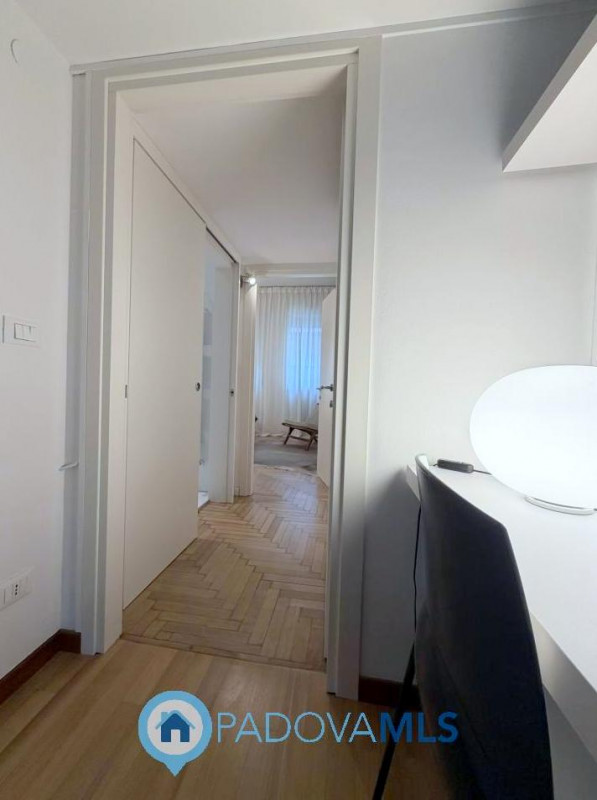 A pochi passi dal Duomo di Padova, in una delle vie più riservate e ricercate del centro storico,...