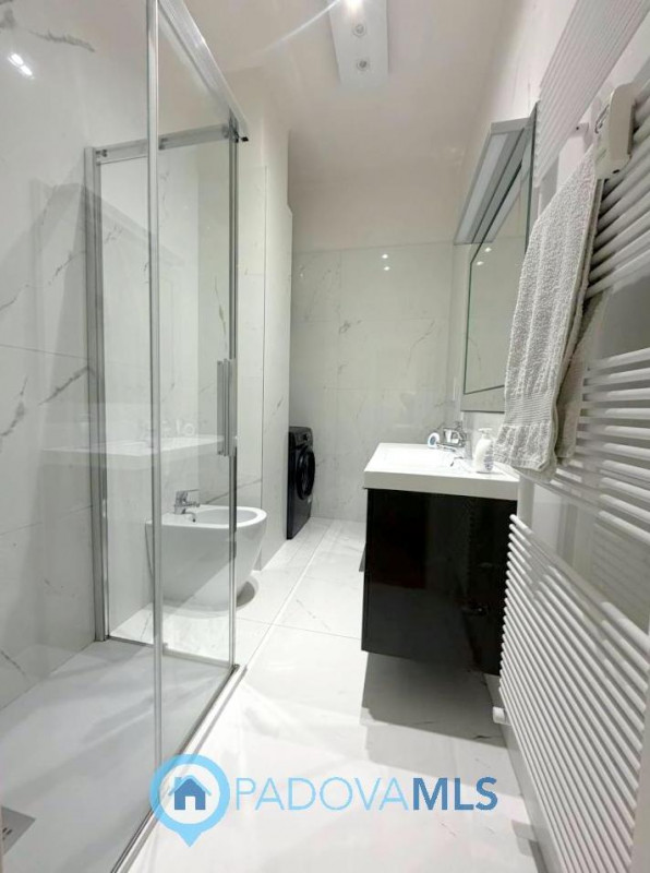 A pochi passi dal Duomo di Padova, in una delle vie più riservate e ricercate del centro storico,...