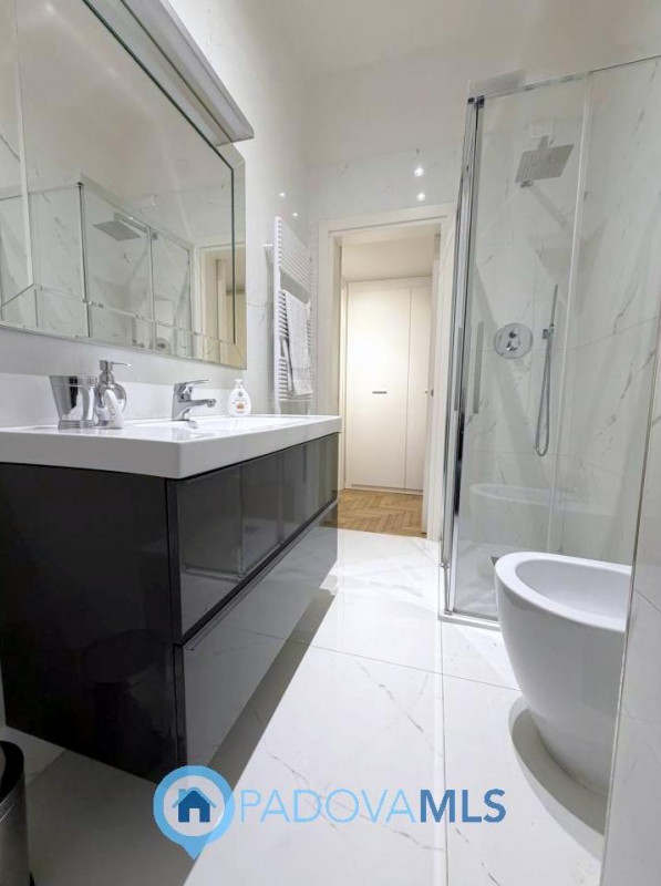 A pochi passi dal Duomo di Padova, in una delle vie più riservate e ricercate del centro storico,...