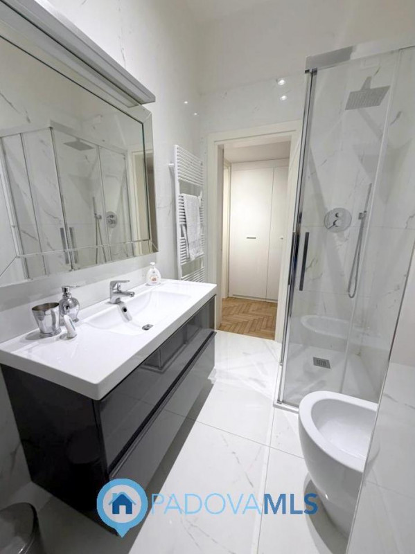 A pochi passi dal Duomo di Padova, in una delle vie più riservate e ricercate del centro storico,...