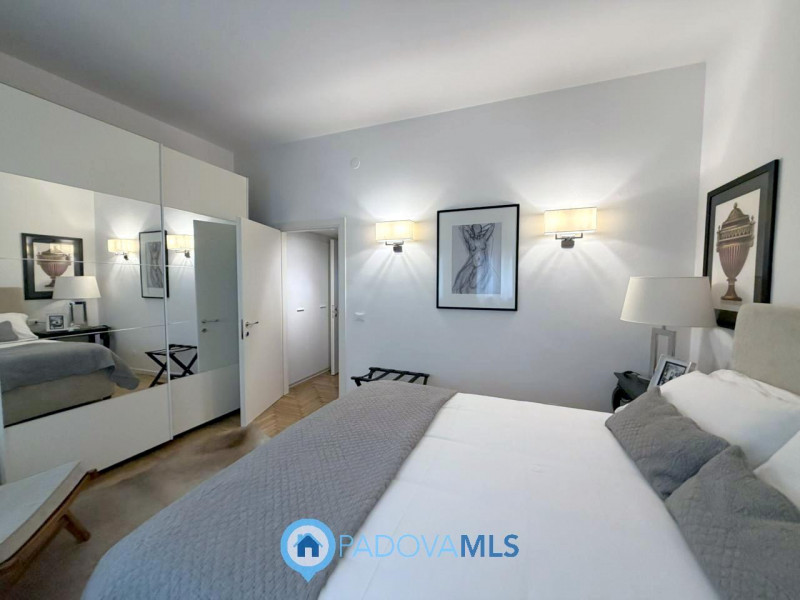 A pochi passi dal Duomo di Padova, in una delle vie più riservate e ricercate del centro storico,...