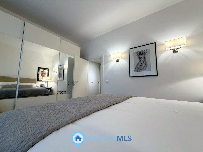 A pochi passi dal Duomo di Padova, in una delle vie più riservate e ricercate del centro storico,...