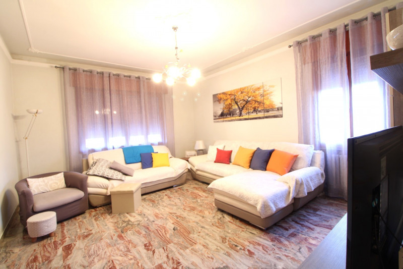 PONSO: proponiamo in esclusiva un ampio appartamento quadrilocale al primo piano di ben 127 mq si...