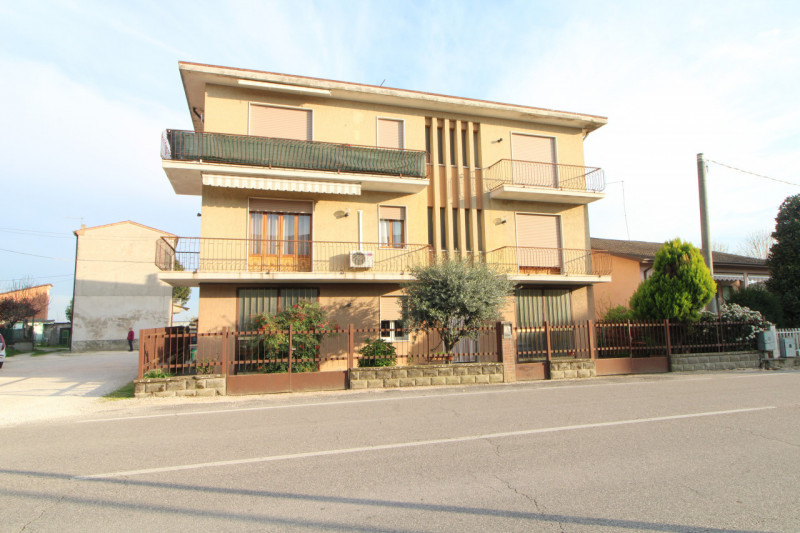 PONSO: proponiamo in esclusiva un ampio appartamento quadrilocale al primo piano di ben 127 mq si...