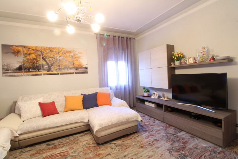 PONSO: proponiamo in esclusiva un ampio appartamento quadrilocale al primo piano di ben 127 mq si...