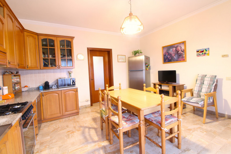 PONSO: proponiamo in esclusiva un ampio appartamento quadrilocale al primo piano di ben 127 mq si...