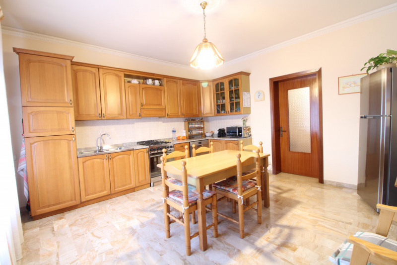 PONSO: proponiamo in esclusiva un ampio appartamento quadrilocale al primo piano di ben 127 mq si...