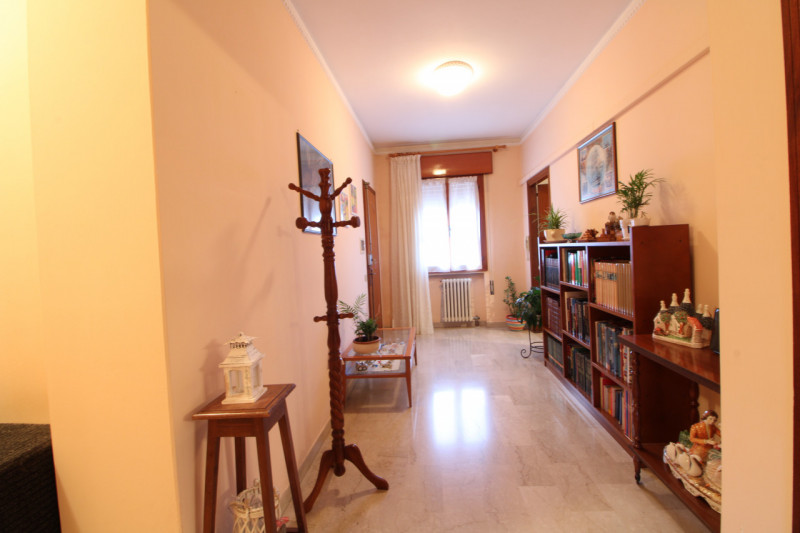 PONSO: proponiamo in esclusiva un ampio appartamento quadrilocale al primo piano di ben 127 mq si...