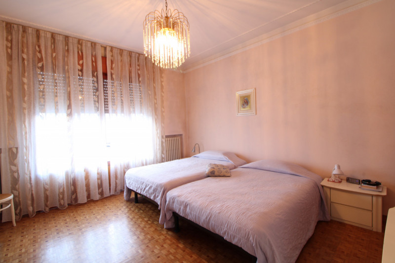 PONSO: proponiamo in esclusiva un ampio appartamento quadrilocale al primo piano di ben 127 mq si...