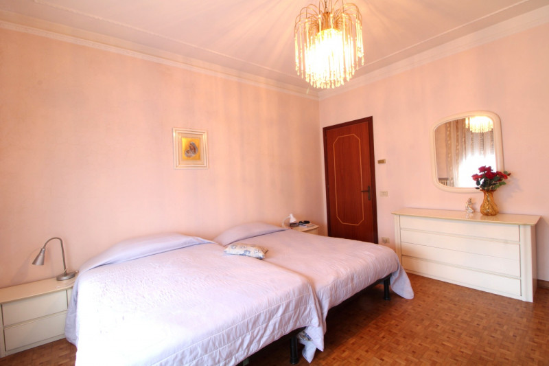 PONSO: proponiamo in esclusiva un ampio appartamento quadrilocale al primo piano di ben 127 mq si...