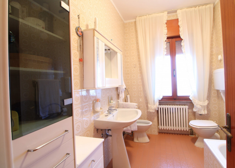 PONSO: proponiamo in esclusiva un ampio appartamento quadrilocale al primo piano di ben 127 mq si...