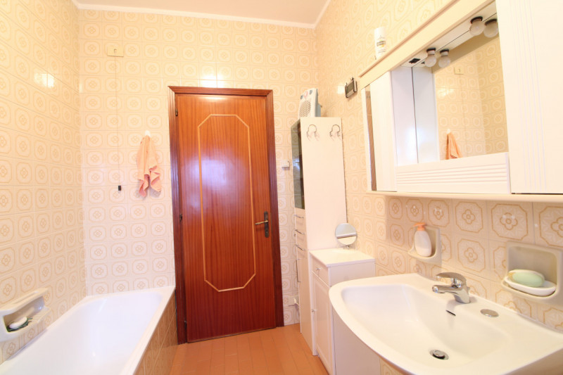 PONSO: proponiamo in esclusiva un ampio appartamento quadrilocale al primo piano di ben 127 mq si...