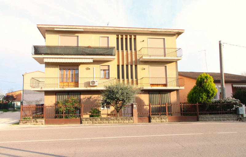 PONSO: proponiamo in esclusiva un ampio appartamento quadrilocale al primo piano di ben 127 mq si...