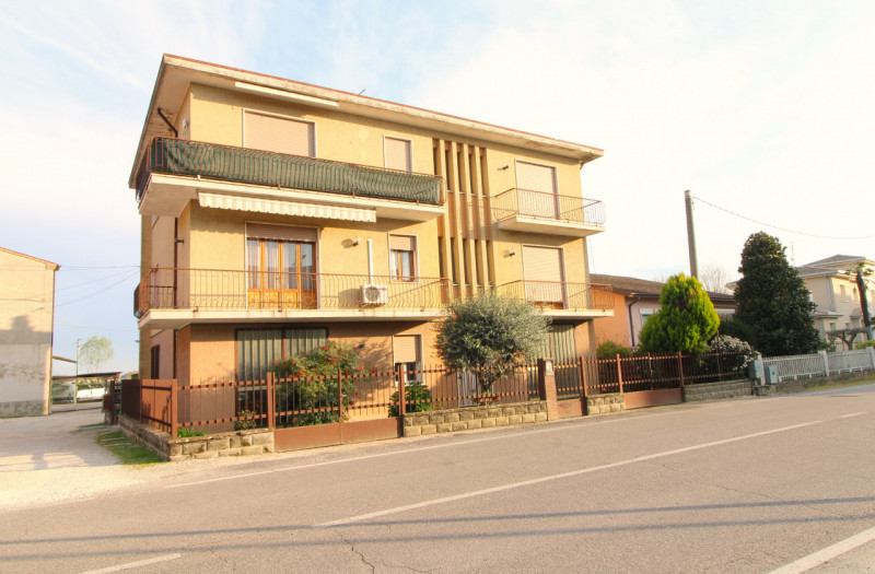 PONSO: proponiamo in esclusiva un ampio appartamento quadrilocale al primo piano di ben 127 mq si...