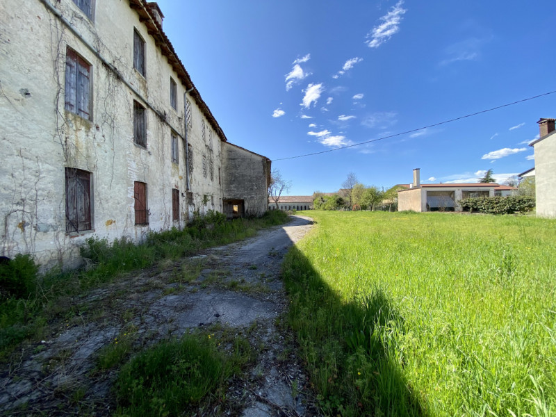 In posizione tranquilla e immersa nel verde della campagna vicentina, a pochi minuti dal centro d...