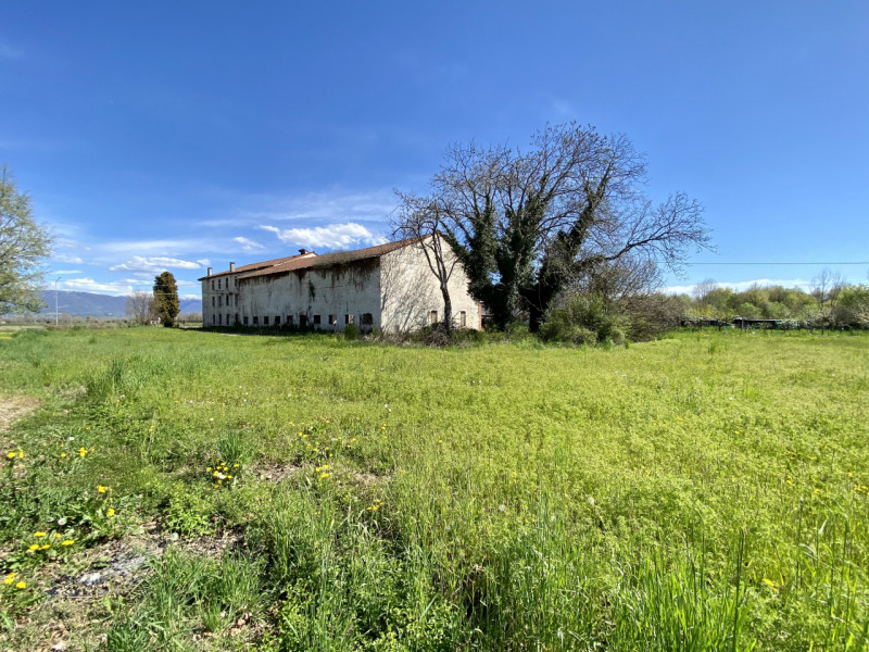 In posizione tranquilla e immersa nel verde della campagna vicentina, a pochi minuti dal centro d...