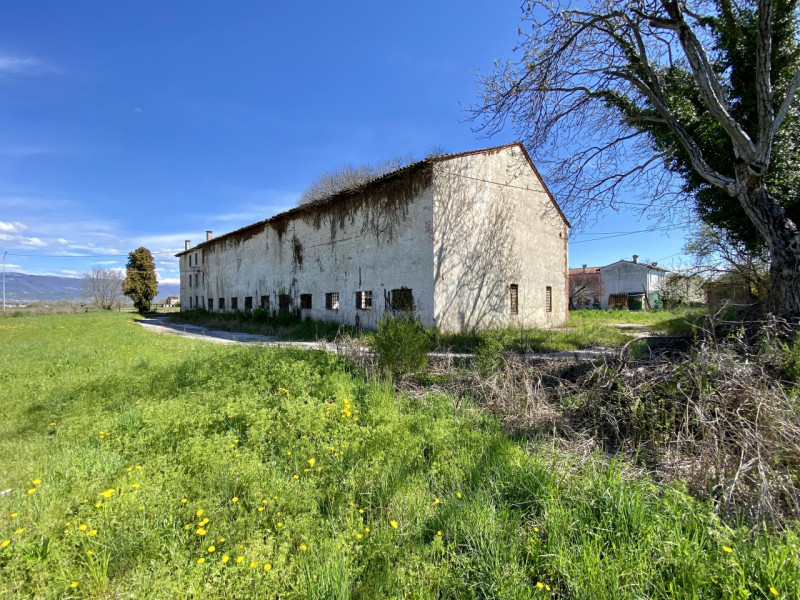 In posizione tranquilla e immersa nel verde della campagna vicentina, a pochi minuti dal centro d...