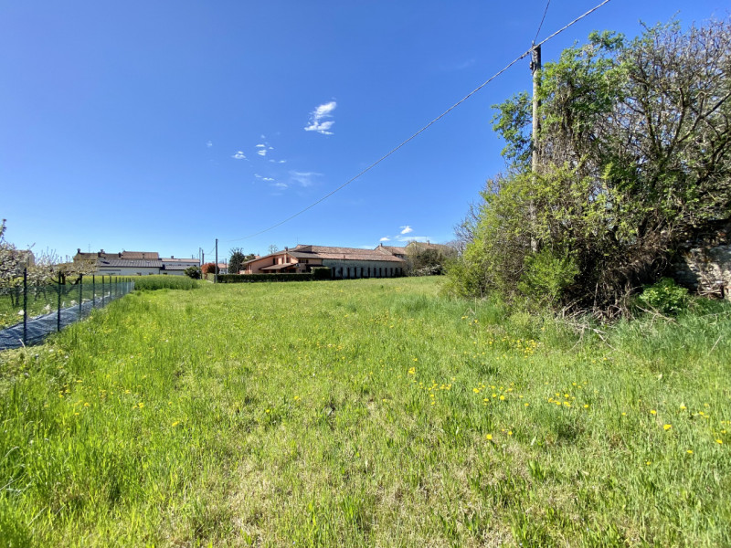 In posizione tranquilla e immersa nel verde della campagna vicentina, a pochi minuti dal centro d...