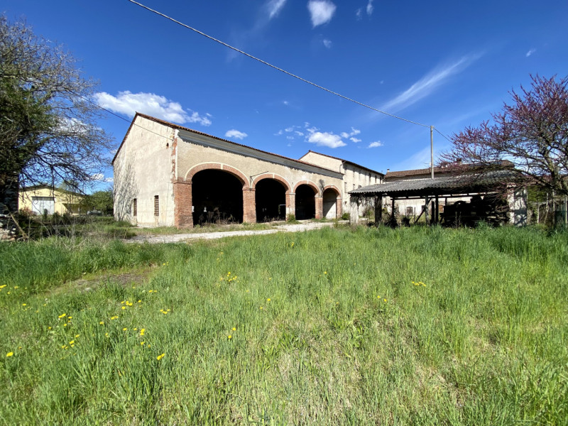 In posizione tranquilla e immersa nel verde della campagna vicentina, a pochi minuti dal centro d...