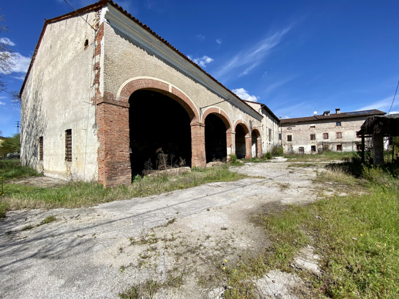 In posizione tranquilla e immersa nel verde della campagna vicentina, a pochi minuti dal centro d...