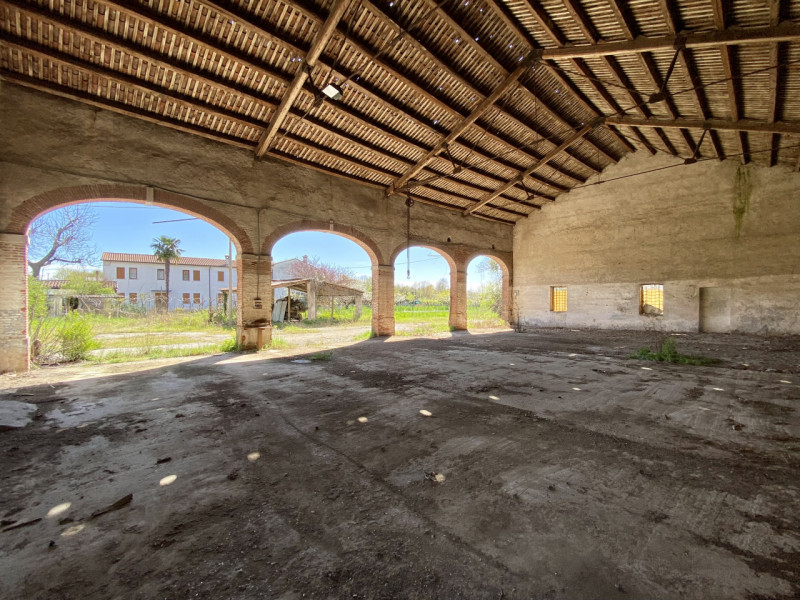 In posizione tranquilla e immersa nel verde della campagna vicentina, a pochi minuti dal centro d...