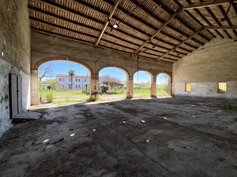 In posizione tranquilla e immersa nel verde della campagna vicentina, a pochi minuti dal centro d...