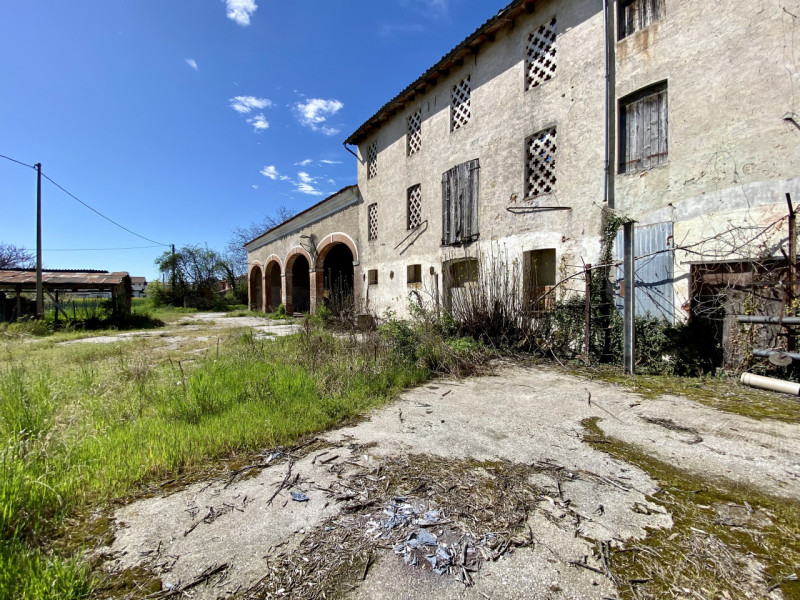 In posizione tranquilla e immersa nel verde della campagna vicentina, a pochi minuti dal centro d...