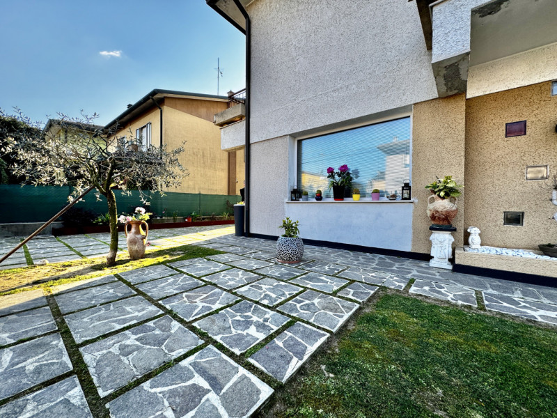 CASA ACCOGLIENTE CON GIARDINO PRIVATO – PRONTA DA VIVERE

In contesto residenziale tranquillo e r...