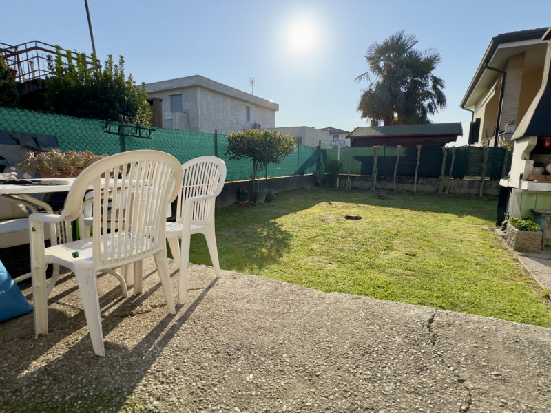 CASA ACCOGLIENTE CON GIARDINO PRIVATO – PRONTA DA VIVERE

In contesto residenziale tranquillo e r...