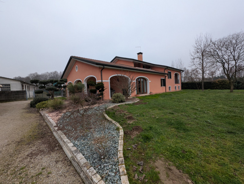 NOSTRA ESCLUSIVA: appena arrivata sul mercato, questa splendida e ampia casa singola situata nell...