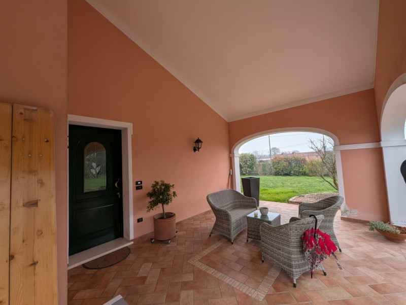 NOSTRA ESCLUSIVA: appena arrivata sul mercato, questa splendida e ampia casa singola situata nell...